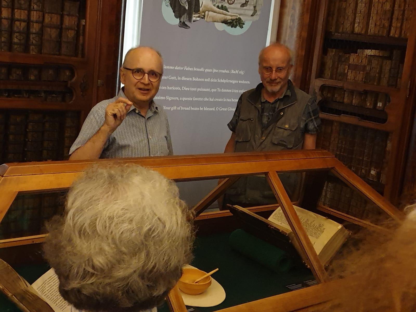 Besuchergruppe in der Stiftsbibliothek - Impression 2